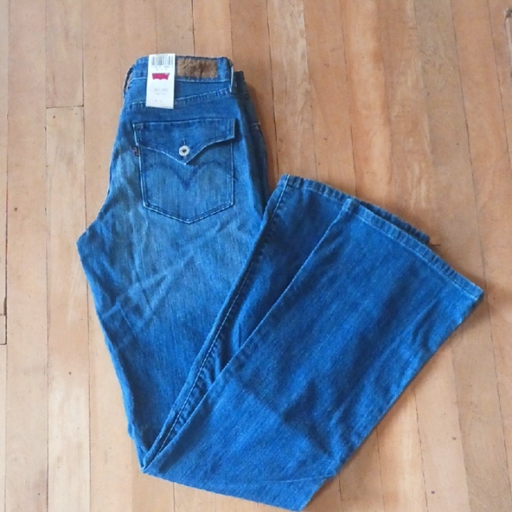 NWT Levi's Women's Bold Curve Bootcut Flare Jeans in Classic Blue